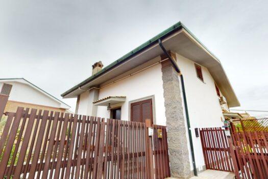 Santa Maria delle Mole – villino zona centrale – ampia metratura.