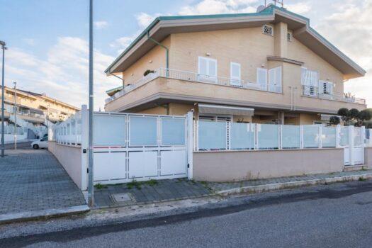 Frattocchie – Ampio trilocale indipendente –