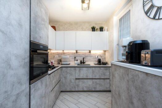 Frattocchie – Ampio trilocale indipendente –