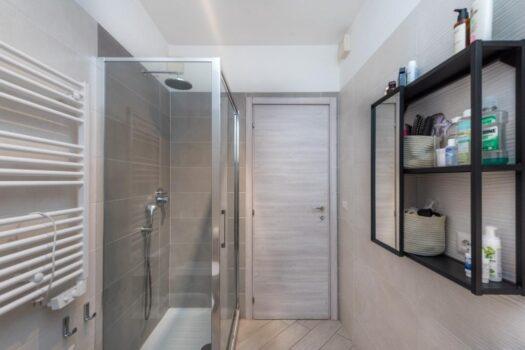 Frattocchie – Ampio trilocale indipendente –