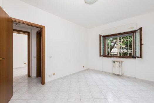 CASTEL GANDOLFO – Ampio trilocale buono stato –