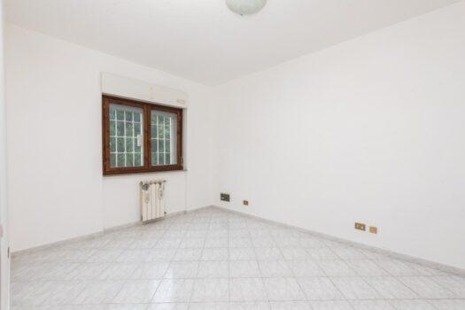 CASTEL GANDOLFO – Ampio trilocale buono stato –