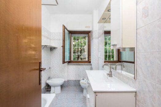 CASTEL GANDOLFO – Ampio trilocale buono stato –