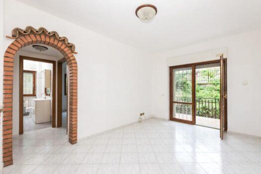 CASTEL GANDOLFO – Ampio trilocale buono stato –