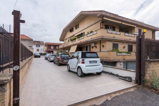 CIAMPINO – trilocale con ampio giardino –
